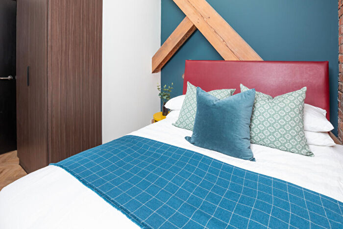 2 Bedroom Apartment To Rent In Apt, Waterloo Street #, M1