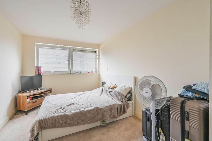 2 Bedroom Flat To Rent In Fathom Court, Gallions Reach, London, E16