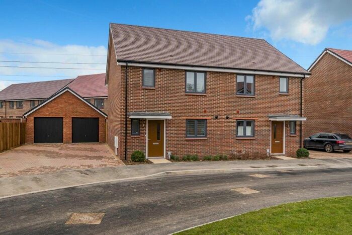 3 Bedroom Semi-Detached House To Rent In Quiller Avenue, Reading, RG2