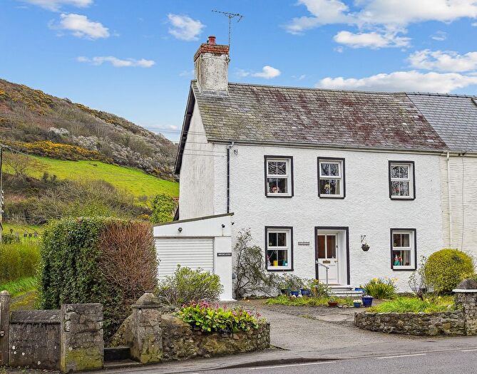 3 Bedroom Semi-Detached House For Sale In Llanrhystud, SY23