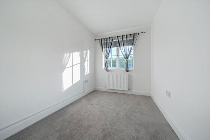 4 Bedroom House To Rent In St. Johns Close London, N14
