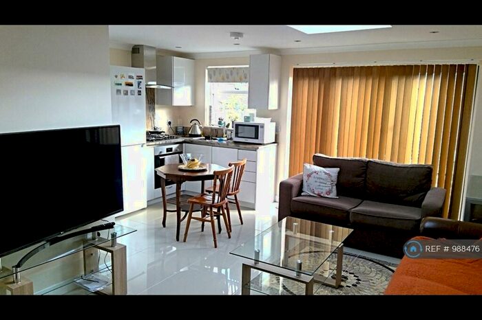 2 Bedroom Bungalow To Rent In Brookfields Ave, Mitcham, CR4