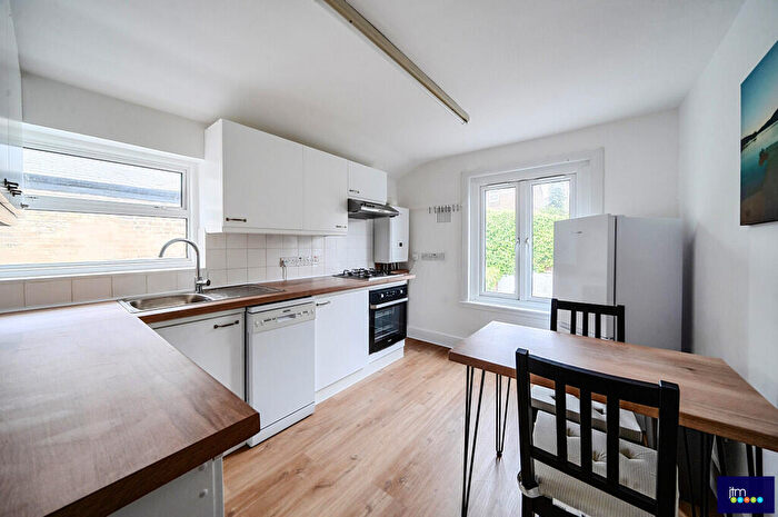 1 Bedroom Apartment To Rent In Kiver Road, N19