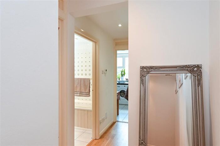 1 Bedroom Flat For Sale In Croydon Road, Caterham, Surrey, CR3