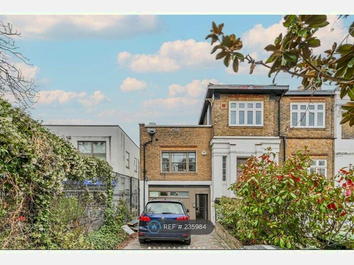 3 Bedroom Semi-Detached House To Rent In The Coach House, London, N4