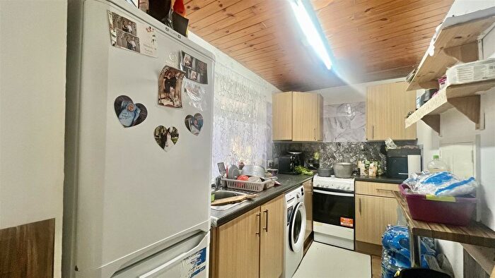 1 Bedroom Flat For Sale In Harris Close, Hounslow, TW3