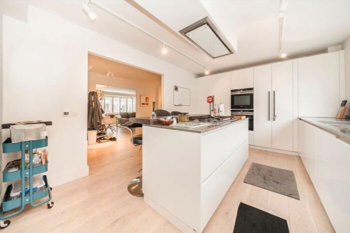 3 Bedroom Flat To Rent In Buckland Crescent, London, NW3