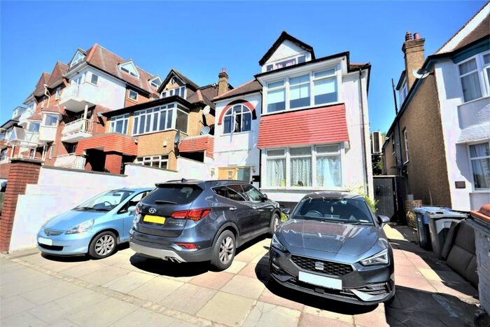 Studio To Rent In Queens Road, London, NW4