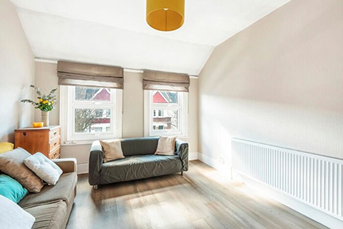 3 Bedroom Flat To Rent In Oakmead Road, Balham, London, SW12