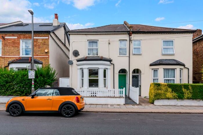 2 Bedroom Apartment To Rent In Fernlea Road, Balham, SW12