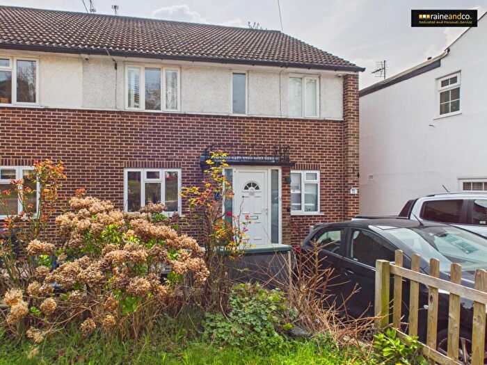 2 Bedroom Flat For Sale In Church Road, Potters Bar, EN6