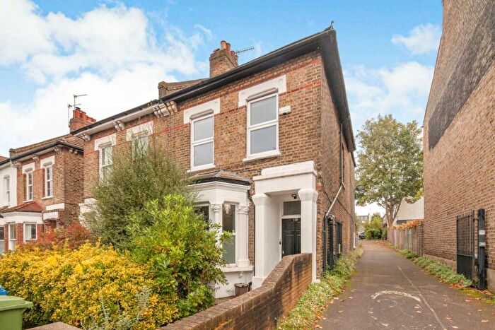 2 Bedroom Flat To Rent In Barry Road, SE22