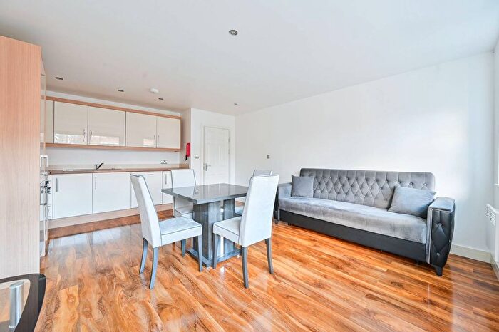 1 Bedroom Flat To Rent In Walworth Road, Elephant And Castle, London, SE17