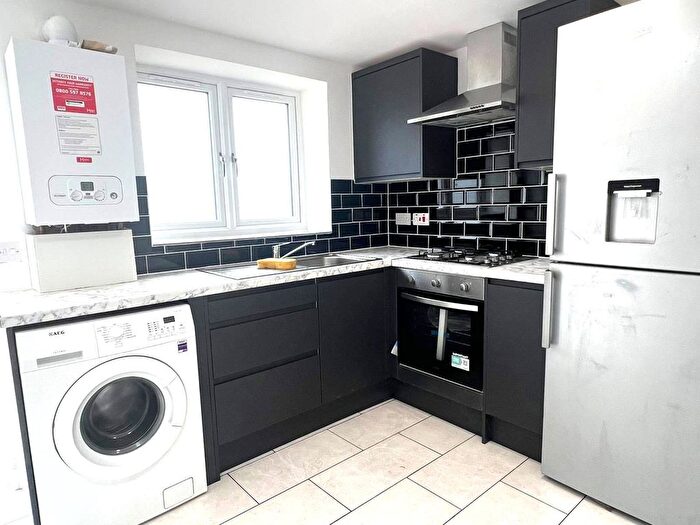 3 Bedroom Flat To Rent In Dagenham, RM8