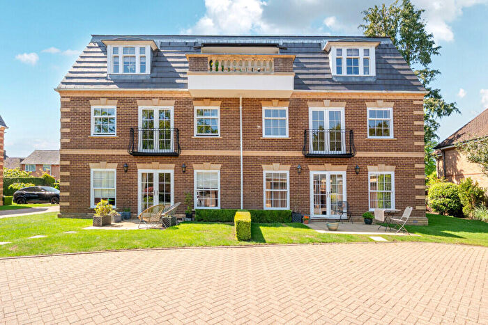 2 Bedroom Apartment For Sale In Oval Way, Gerrards Cross, Buckinghamshire, SL9