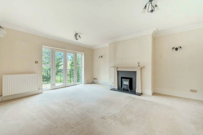 2 Bedroom Flat To Rent In The Chantries, Stanmore, HA7