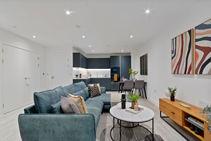 4 Bedroom Flat To Rent In Boyle Court, Lampton Parkside, Hounslow, Hounslow, TW3