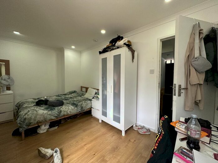 4 Bedroom Flat To Rent In Coopers Road, London, SE1