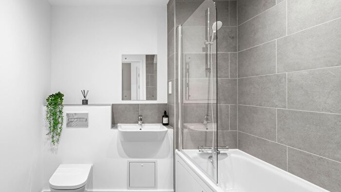 1 Bedroom Flat For Sale In Kenavon Drive, Reading, RG1