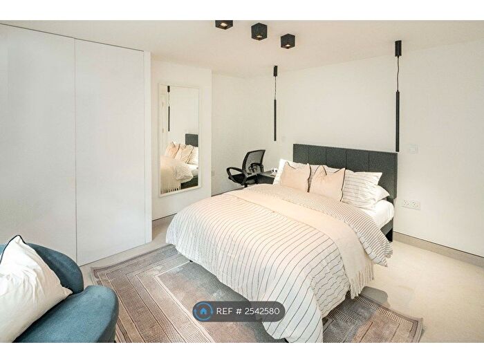 2 Bedroom Flat To Rent In New Cross Road, London, SE14