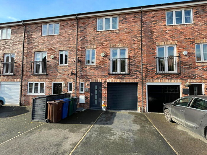 3 Bedroom Town House For Sale In High Greave, Barnsley, S71