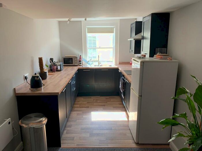 2 Bedroom Flat To Rent In High Street, Devizes, SN10