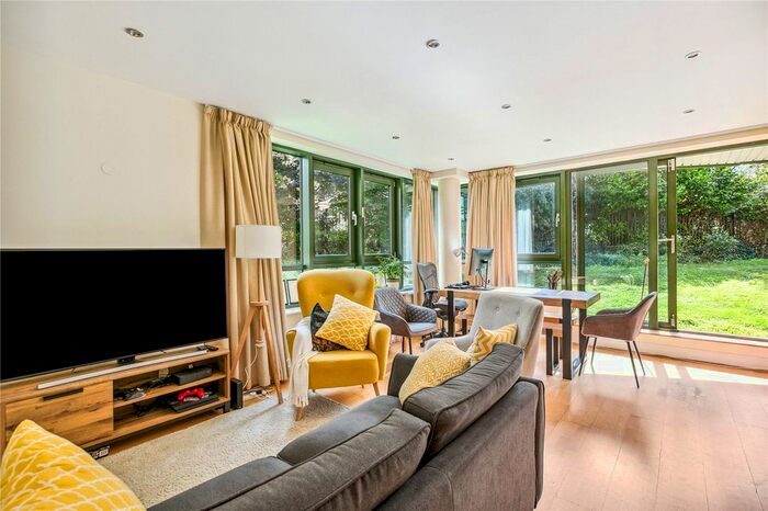 2 Bedroom Flat For Sale In Brasenose Drive, Barnes, SW13
