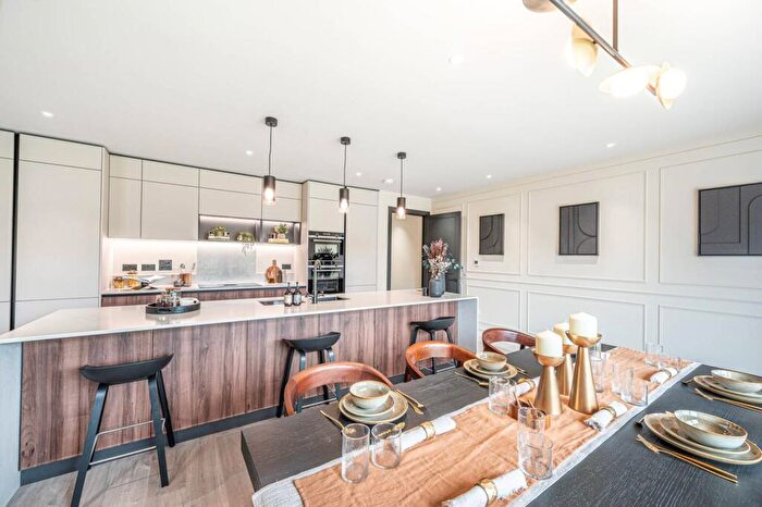 3 Bedroom Flat For Sale In Trent Park, Enfield, EN4