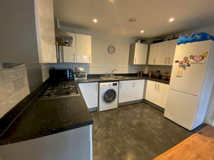 2 Bedroom House For Sale In 20 Hamilton House, Lonsdale, Wolverton
