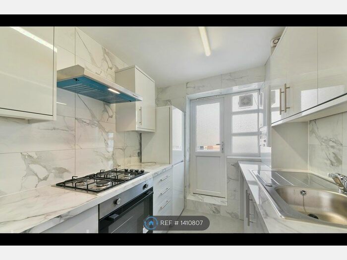 4 Bedroom Flat To Rent In Burnt Oak Broadway, Edgware, HA8