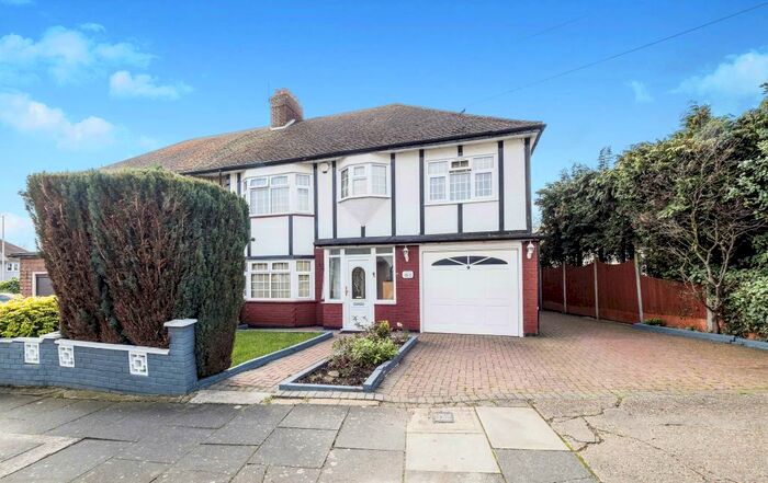 4 Bedroom House To Rent In The Ridgeway, Harold Wood, RM3