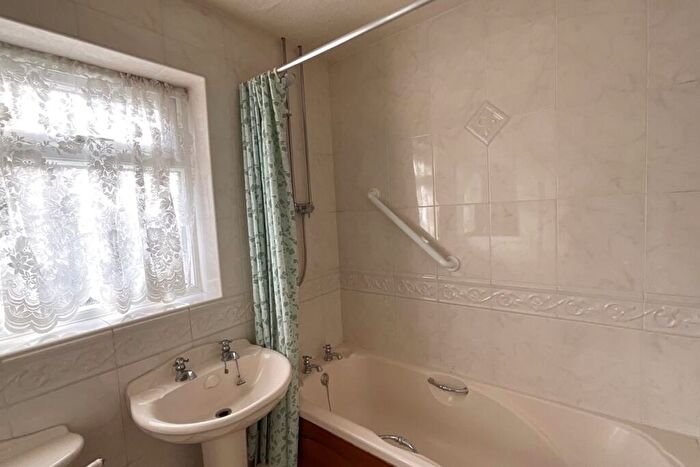 2 Bedroom Bungalow For Sale In Snowberry Close, Swinton, S64