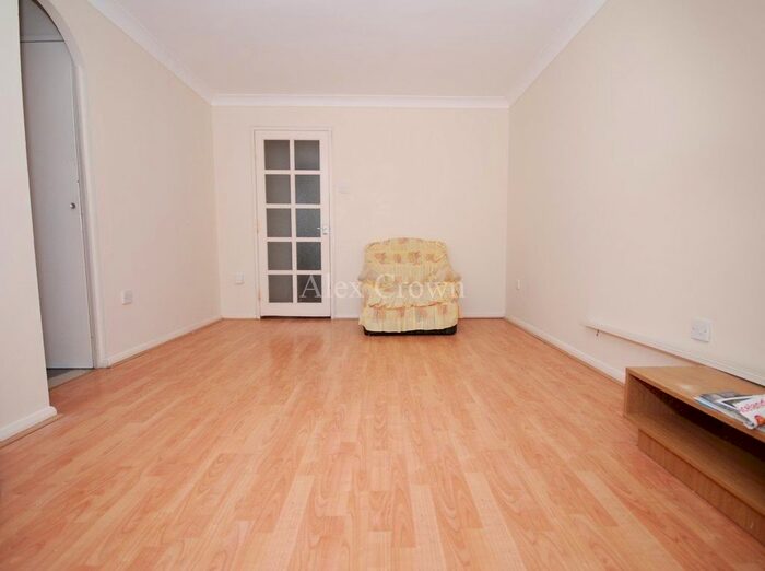 Studio To Rent In Streamside Close, London, N9