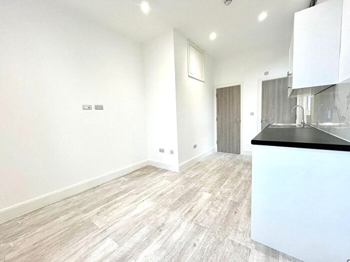 Studio To Rent In High Road, Willesden Green, NW10