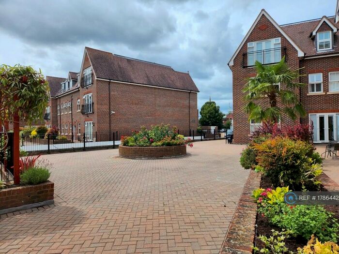 1 Bedroom Flat To Rent In Bentley Place, Weybridge, KT13