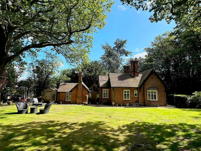 3 Bedroom Detached House For Sale In Woodcote Lane, Leek Wootton, Warwick, CV35