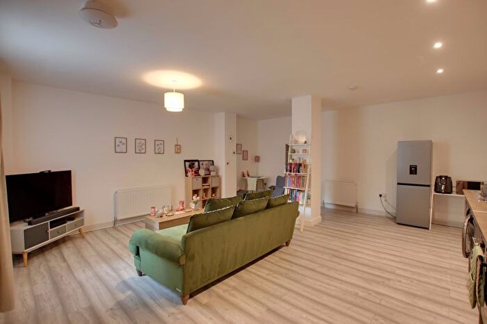 1 Bedroom Flat To Rent In Windsor Road, Trowbridge, BA14
