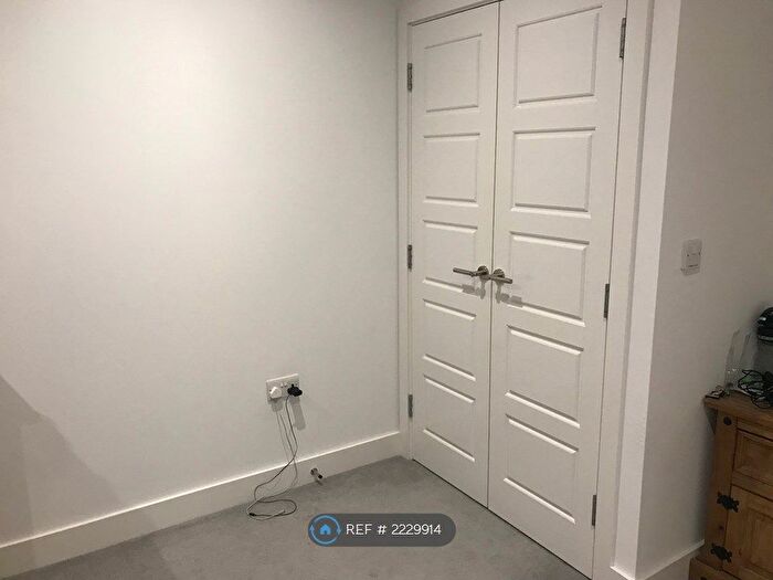 1 Bedroom Flat To Rent In Burlington Road, Raynes Park, KT3