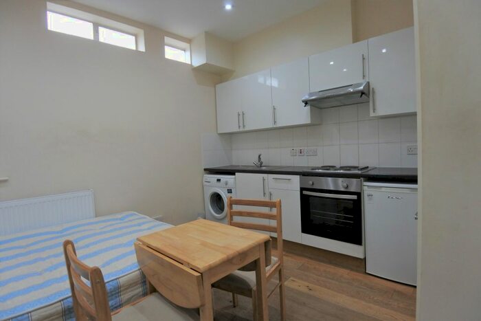 Studio To Rent In Walm Lane, Willesden Green NW2