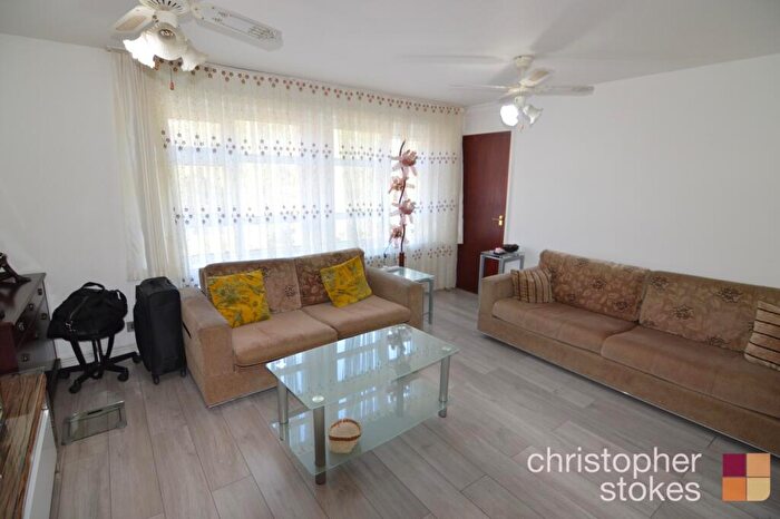 2 Bedroom Flat To Rent In Albert Court, Holdbrook South, Waltham Cross, Hertfordshire, EN8