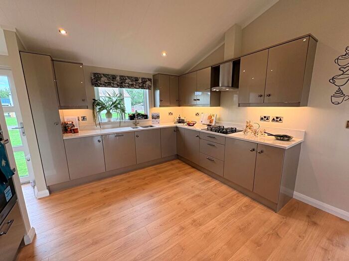 2 Bedroom Mobile/park Home For Sale In Tregatillian Homes Park, Tregatillian, St. Columb, TR9
