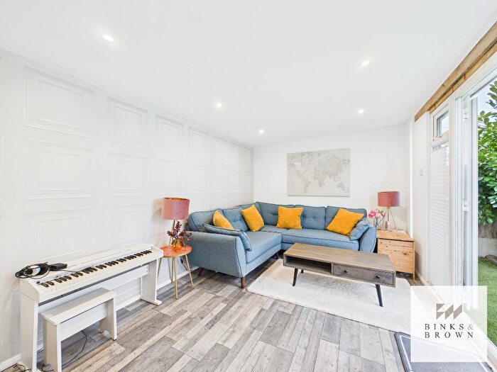 3 Bedroom Semi-Detached House For Sale In Woodbrooke Way, Corringham, Essex, SS17