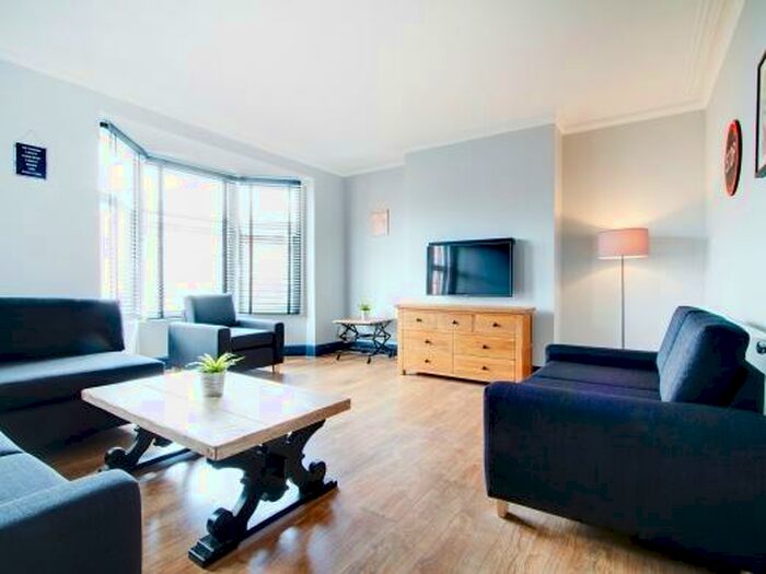 6 Bedroom Terraced House To Rent In Booth Avenue, Manchester, M14