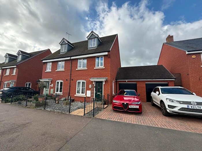 3 Bedroom Semi Detached House For Sale In Redcurrant Avenue, Aylesbury, HP18