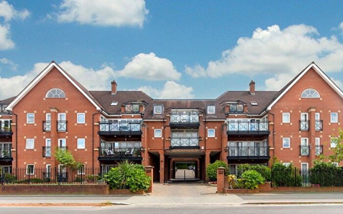2 Bedroom Flat For Sale In Holden Road, Woodside Park, N12
