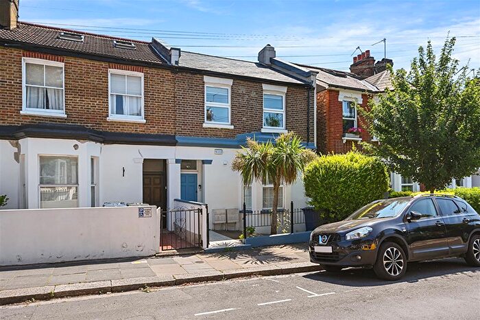 2 Bedroom Flat For Sale In Myrtle Road, Poet's Corner, Acton, London, W3