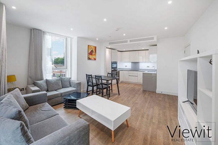 2 Bedroom Flat To Rent In Gladwin Tower, Nine Elms, London, SW8