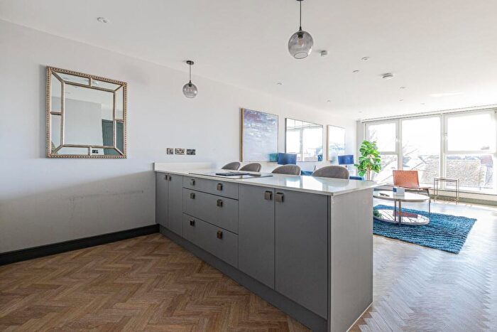 2 Bedroom Apartment For Sale In The Moorwell, Windsor Road, Penarth, CF64