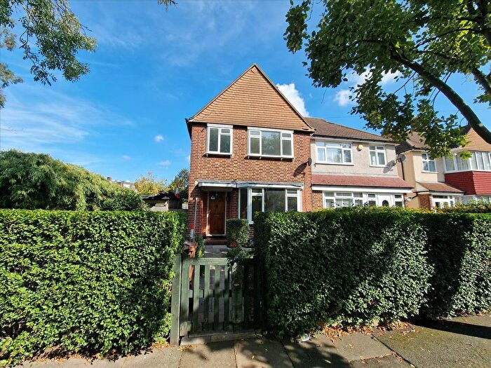 3 Bedroom Semi-Detached House For Sale In Beachborough Road, Bromley, BR1