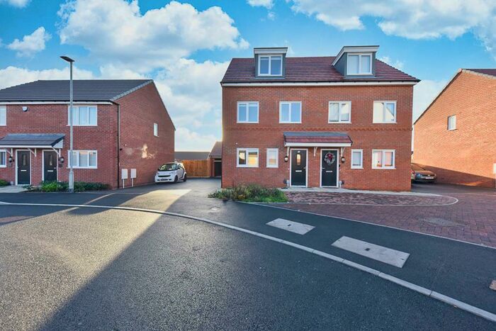 3 Bedroom Semi-Detached House To Rent In Horwood Drive, Gedling, Nottingham, NG4